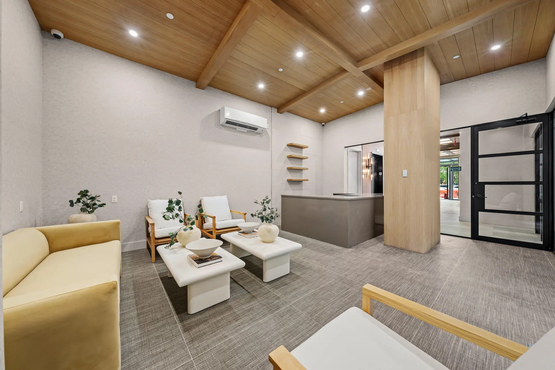 Lounge Area & Cafe